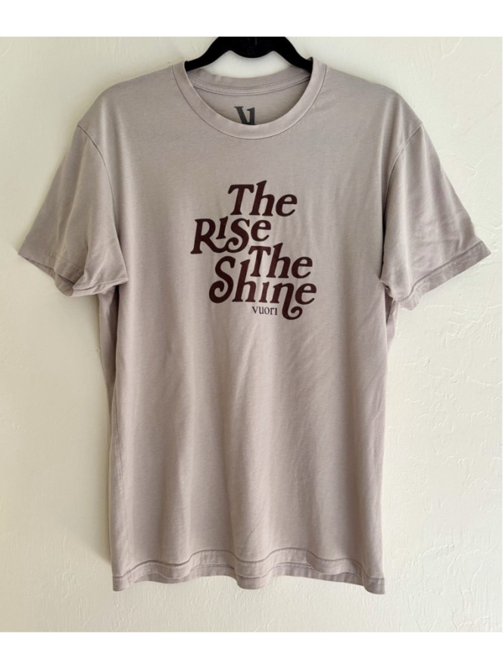 Vuori Rise & Shine Graphic Tee Men’s Large Tan Taupe Crew Neck T-Shirt Athletic